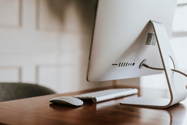 Computador em uma mesa de madeira no escritório