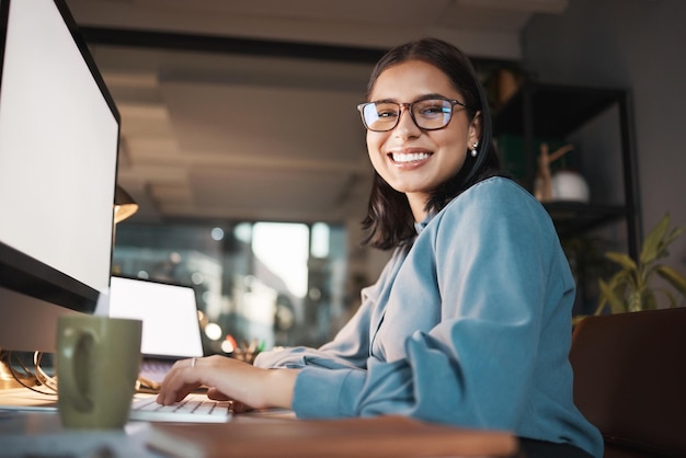 Foto computador espacial e retrato de mulher no escritório à noite trabalhando e pesquisando ideia com tela de maquete mock up feliz e empresária pesquisa on-line para inspiração de design criativo e revisão de ppt