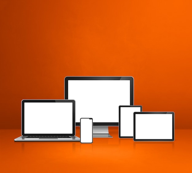 Computador, laptop, celular e tablet pc digital - fundo laranja de mesa de escritório. Ilustração 3D