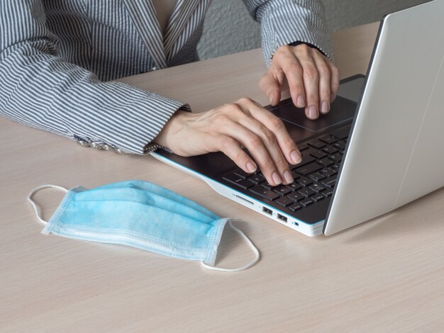 Computador, laptop e garota estudando remotamente. pandemia de coronavírus no mundo.