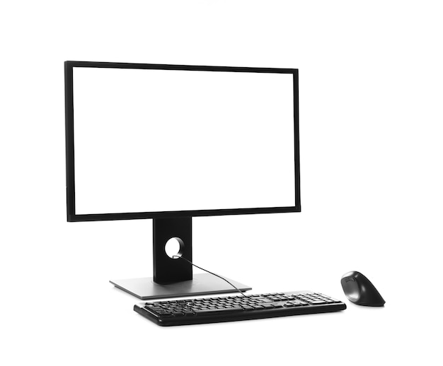 Foto computador moderno com tela de monitor em branco e periféricos em fundo branco