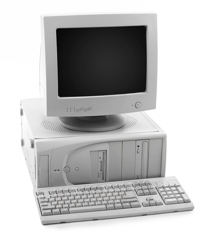 Foto computador obsoleto isolado em branco