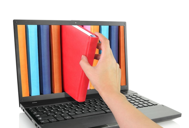 Foto computador portátil com livros coloridos