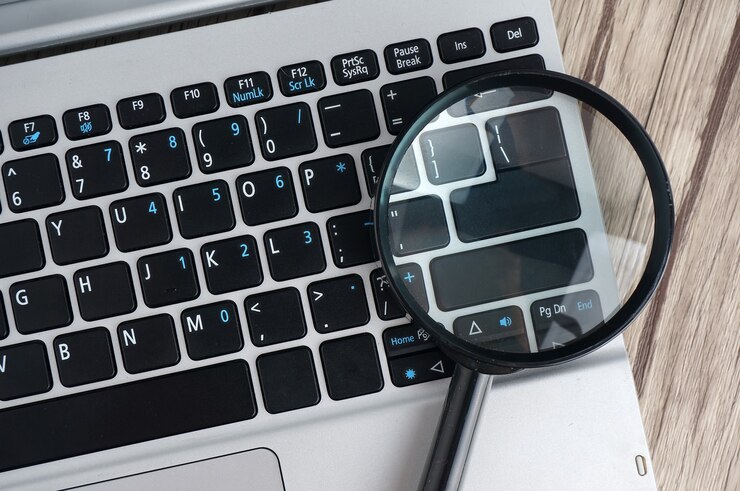 Foto computador portátil com lupa, conceito de pesquisa