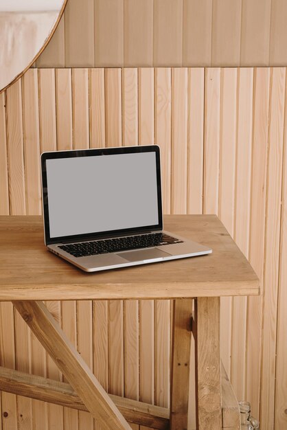 Computador portátil com tela de espaço de cópia em branco Espaço de trabalho de mesa de escritório doméstico minimalista Trabalho em casa