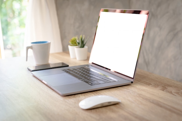 Computador portátil com tela em branco na mesa.