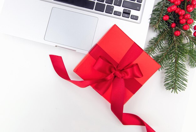 Computador portátil de caixa de presente vermelha de férias de Natal e ornamento de Natal em branco