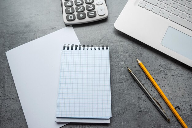 Computador portátil de escritório com caderno vazio e caneta de trabalho remoto