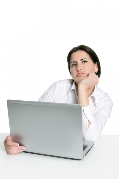 Computador portátil de mulher entediada triste com raiva