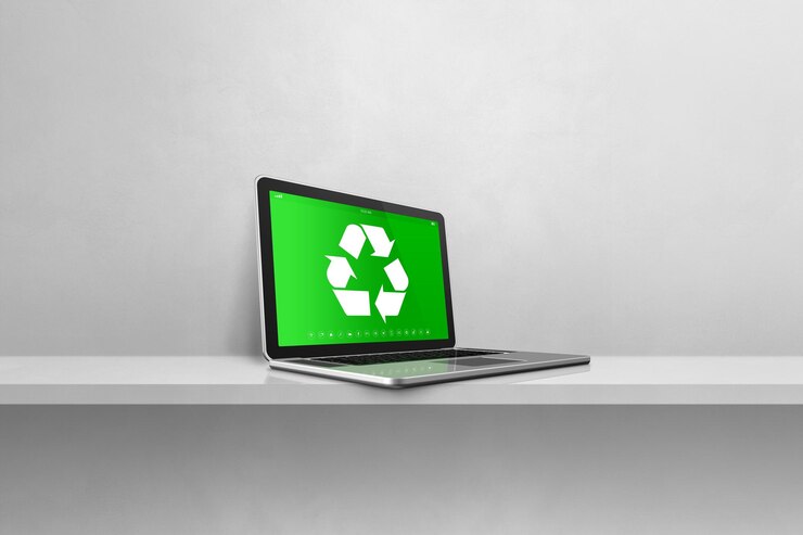 Foto computador portátil em uma prateleira com um símbolo de reciclagem na tela conceito de conservação ambiental