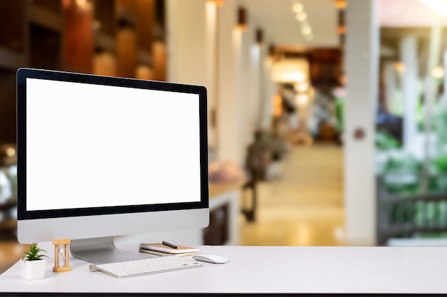 Foto computador portátil monitor digital mesa de pc mockup área de trabalho de computador de tela em branco com teclado no café e restaurante ou fundo de co-trabalho.