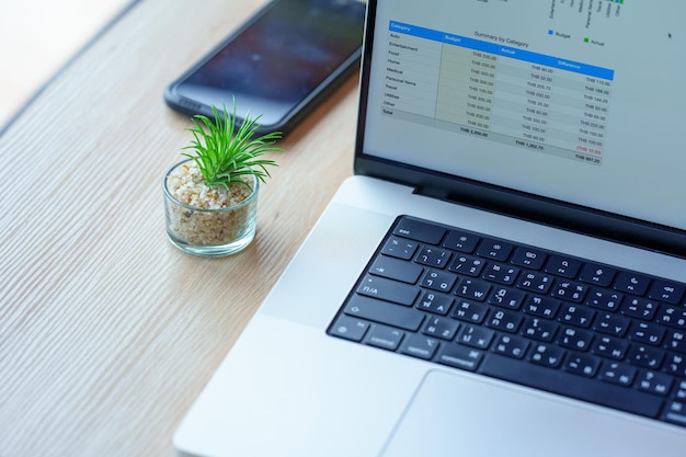 Foto computador portátil na mesa de escritório de madeira no escritório