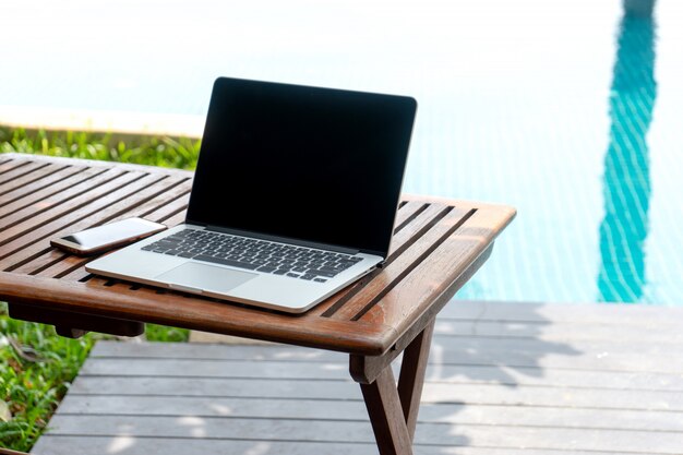 Computador portátil na mesa de madeira