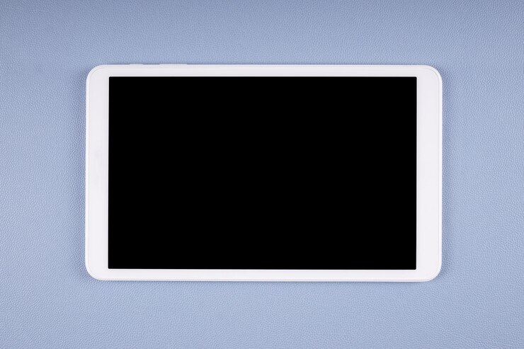 Foto computador tablet branco com tela em branco na mesa