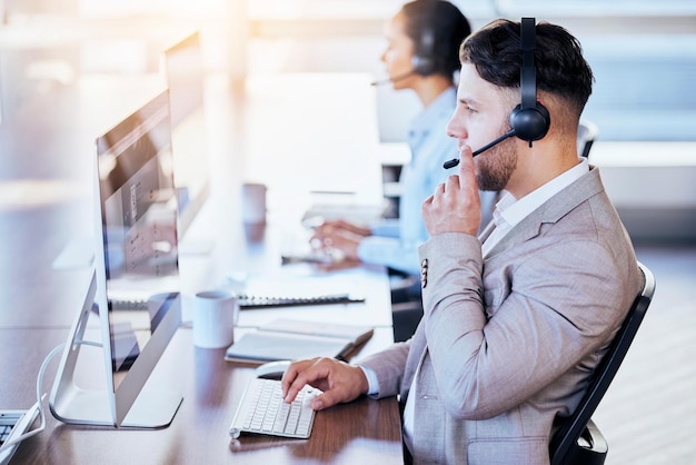 Computadora del centro de llamadas y consulta con el hombre en la oficina para soporte técnico de servicio al cliente o mesa de ayuda Telemarketing contáctenos y comunicación con el empleado para asesoramiento legal y conversación