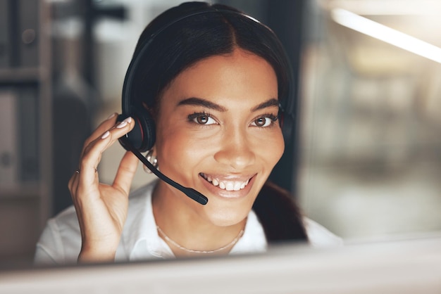 Computadora del centro de llamadas y sonrisa con retrato de mujer en la oficina de telemarketing para ayuda de ventas Contacte con cara y auriculares para consultar con agente feliz en el lugar de trabajo para servicio al cliente o soporte