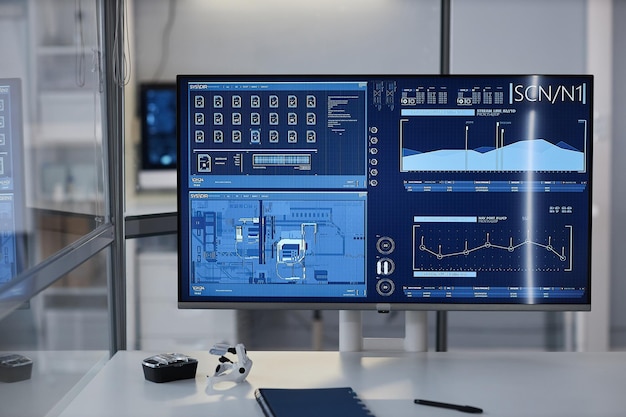 Computadora con datos científicos en pantalla en laboratorio