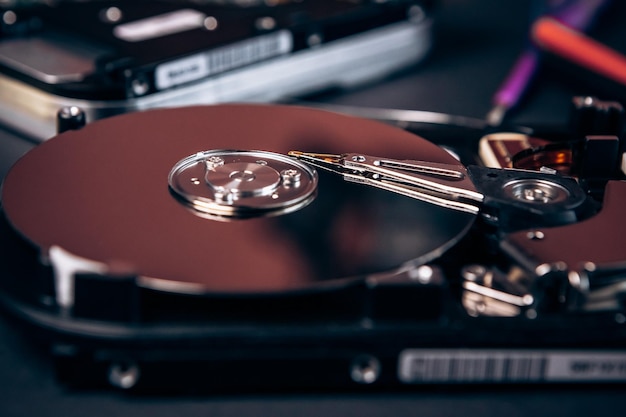 Computadora desmontada HDD disco duro disco de datos SSD copia de seguridad parte de la PC o computadora portátil