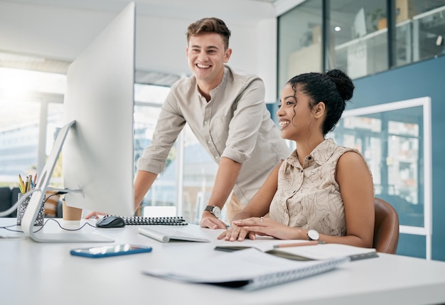 Computadora de discusión y equipo de negocios que trabajan en un proyecto en colaboración en la oficina Mentor de tecnología y gerente profesional que ayuda a un empleado con un informe corporativo en el lugar de trabajo