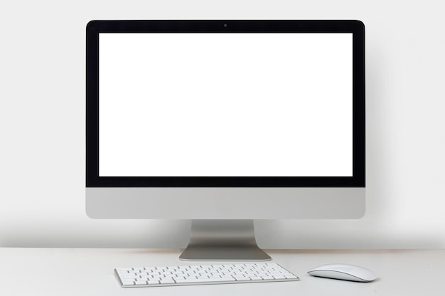 Computadora de escritorio en un blanco