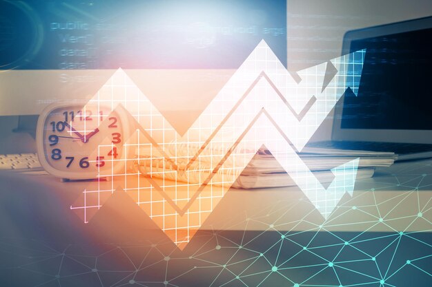 Foto computadora en el escritorio con holograma de flechas hacia arriba doble exposición concepto de éxito