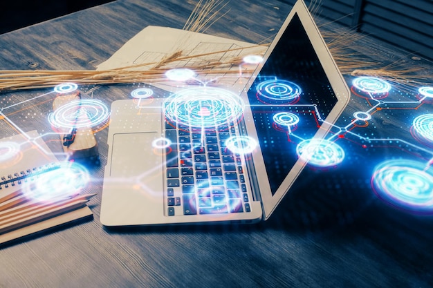 Computadora en el escritorio con holograma de red social Doble exposición Concepto de conexiones internacionales de personas