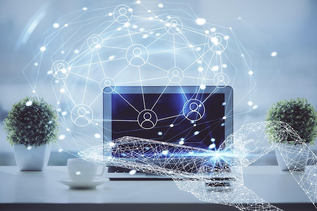 Computadora en el escritorio con holograma de red social Doble exposición Concepto de conexiones internacionales de personas