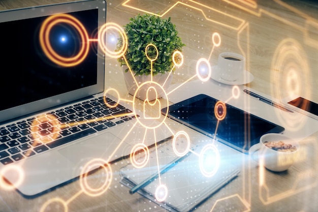 Computadora en el escritorio con holograma de red social Doble exposición Concepto de conexiones internacionales de personas