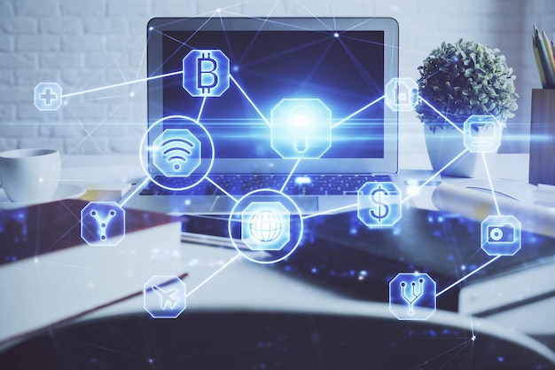 Computadora de escritorio con holograma de red social Exposición múltiple Concepto de conexiones internacionales de personas