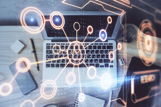 Computadora en el escritorio con holograma de red social Múltiple exposición Concepto de conexiones internacionales de personas