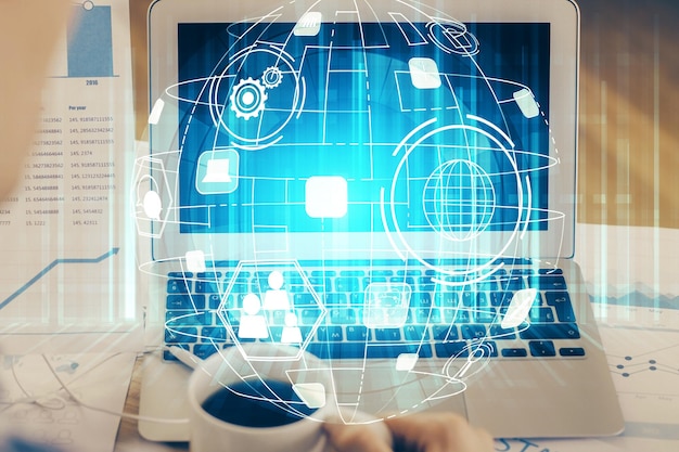 Computadora en el escritorio con holograma de red social Múltiple exposición Concepto de conexiones internacionales de personas
