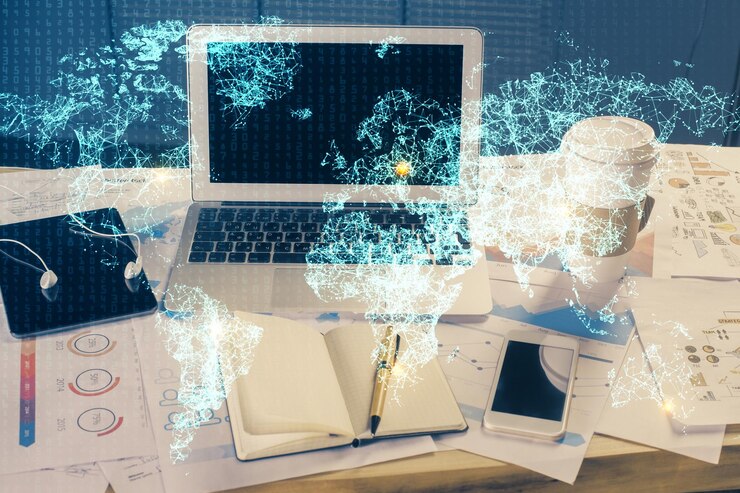 Foto computadora en el escritorio con holograma de red social múltiple exposición concepto de conexiones internacionales de personas