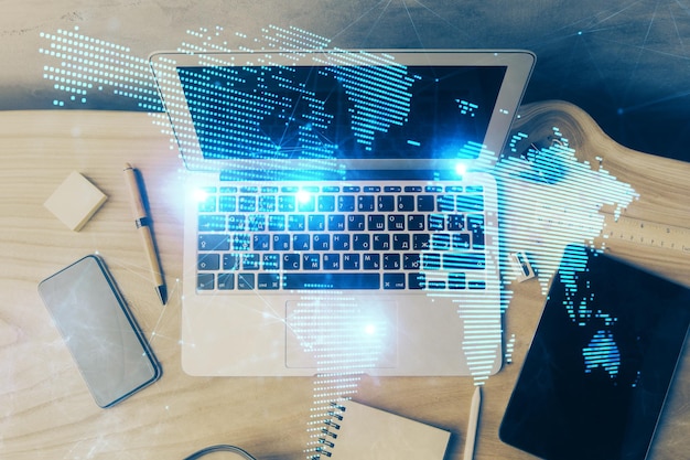 Computadora en el escritorio con holograma de red social Múltiple exposición Concepto de conexiones internacionales de personas