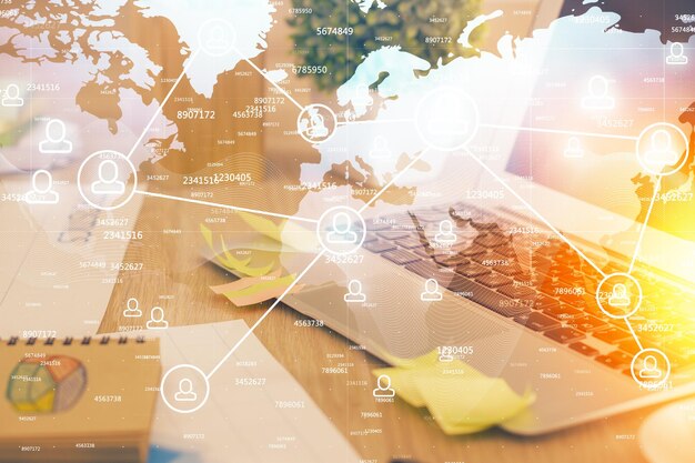 Computadora en el escritorio con icono del tema de la red social Exposición múltiple Concepto de conexiones internacionales