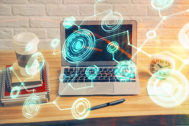 Computadora en el escritorio con icono del tema de la red social Exposición múltiple Concepto de conexiones internacionales