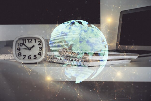 Computadora en el escritorio con icono del tema de la red social Exposición múltiple Concepto de conexiones internacionales
