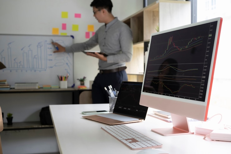 Foto la computadora de escritorio muestra los datos de crecimiento de la empresa con gráficos en la oficina moderna.
