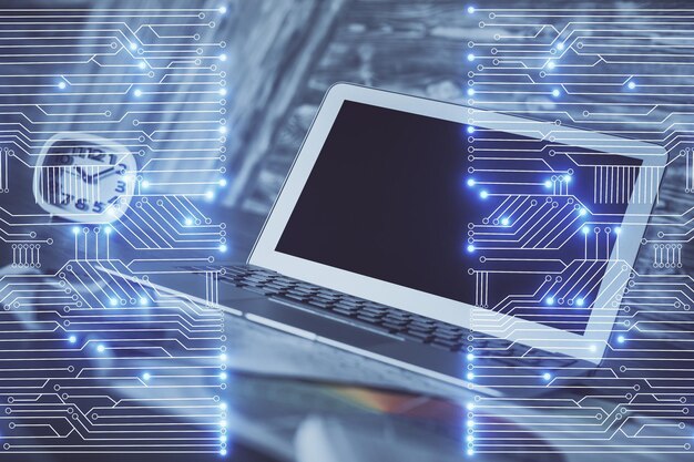 Computadora en el escritorio en la oficina con holograma de tema tecnológico Concepto tecnológico de exposición múltiple