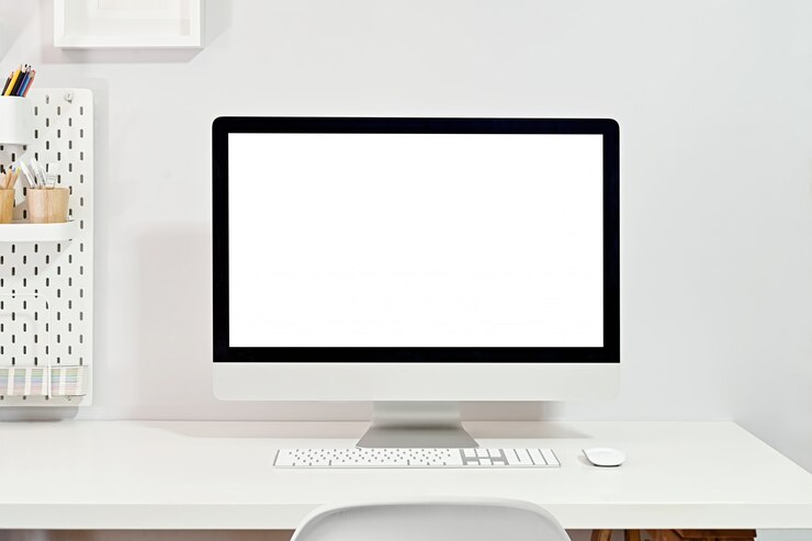 Foto computadora de escritorio con pantalla en blanco en el lugar de trabajo con estilo
