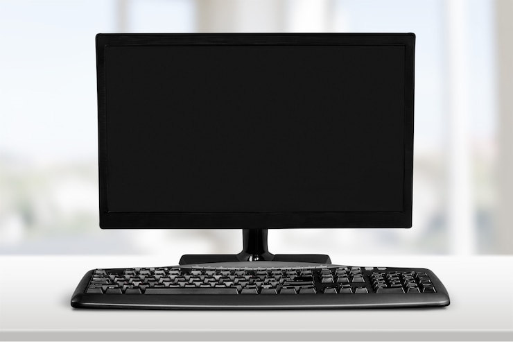 Foto computadora de escritorio y teclado en el fondo