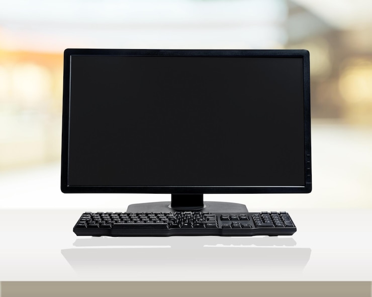Foto computadora de escritorio y teclado en el fondo