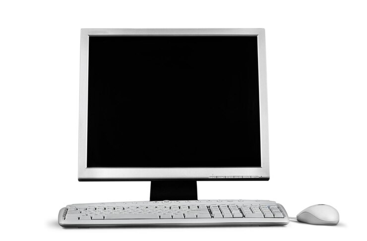 Foto computadora de escritorio y teclado y mouse en blanco