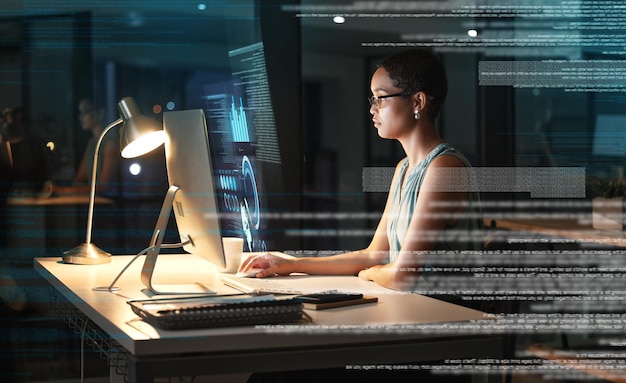 Computadora futuro holograma hud y mujer revisión gráfico de finanzas base de datos del mercado de valores o superposición nocturna Tablero de instrumentos de inversión de Forex análisis de datos en línea y comerciante africano que negocia NFT o bitcoin crypto