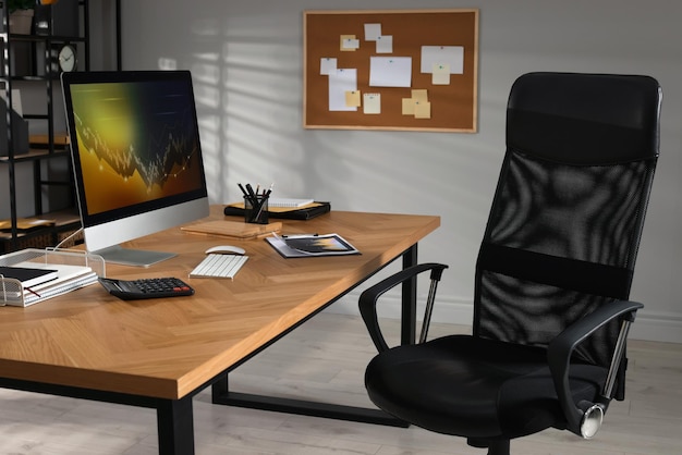 Foto computadora con gráfico en la mesa en la oficina
