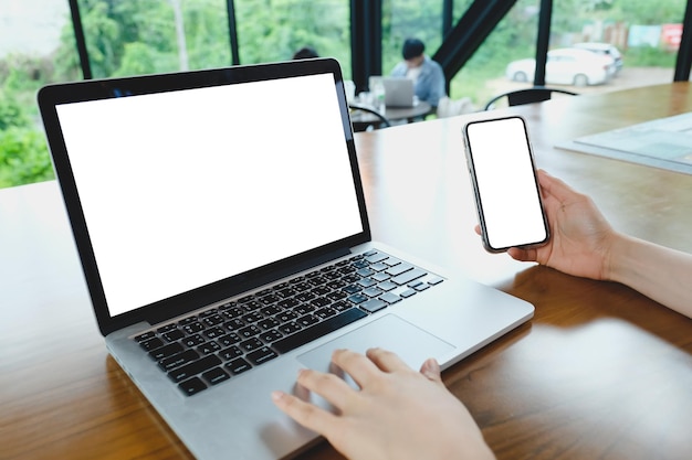 Foto computadora de imagen de maqueta, pantalla en blanco de teléfono celular para escribir texto a mano, usando información de búsqueda de negocios de contacto de computadora portátil en el lugar de trabajo en el escritorio en la oficina. diseño de espacio de trabajo creativo en escritorio de madera