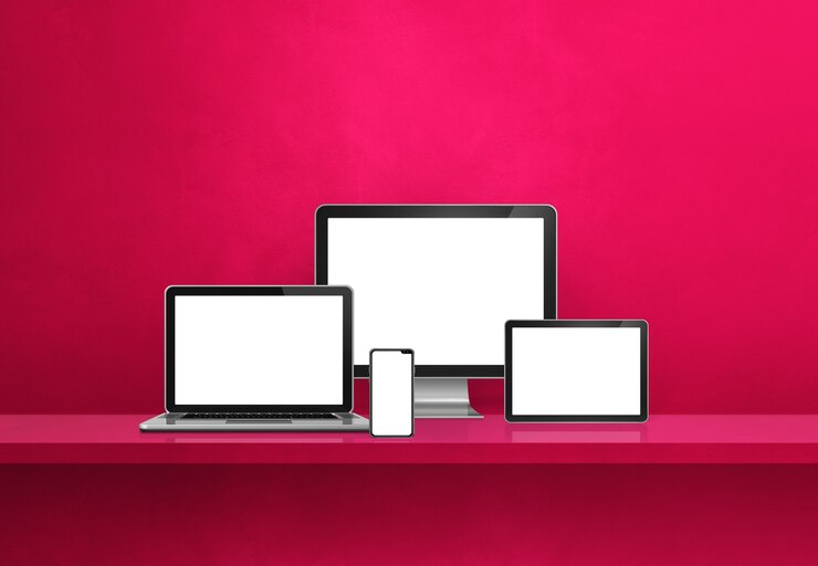 Foto computadora, laptop, teléfono móvil y tableta digital - banner de estante de pared rosa. ilustración 3d