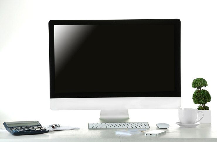 Foto computadora en mesa de madera con fondo blanco en blanco