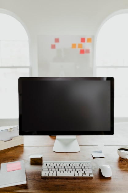 Computadora en una mesa de madera en una oficina en casa