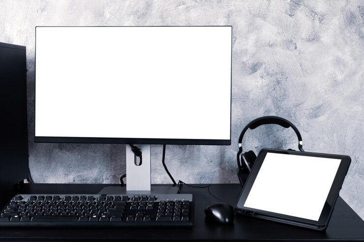 Foto computadora negra y tableta en el escritorio