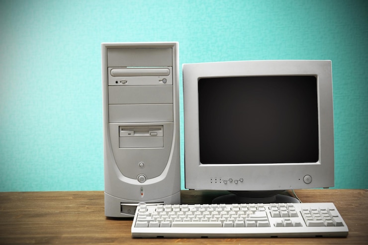 Foto computadora obsoleta puesta sobre fondo azul claro